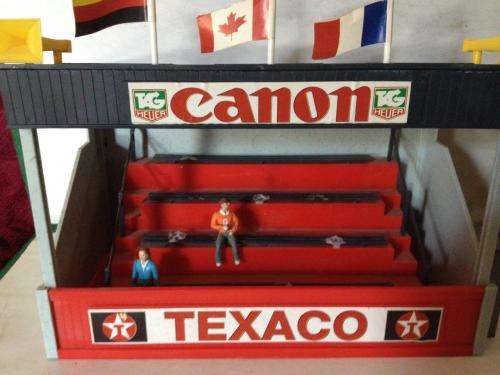Scalextric Grandstand + 2 spectators  C636 cira 1990's 1:32 Scale