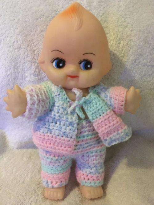 Kewpie in crochette outfit +-26cm