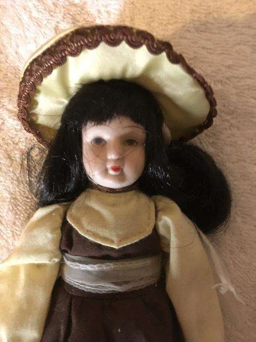 Country Collectables - Bonnie - Porcelain Doll made by Russ Made in Taiwan (Vintage)