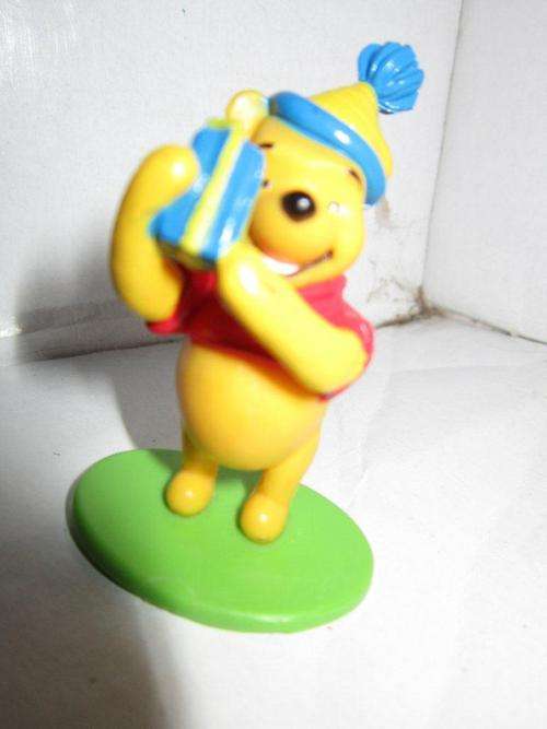 Pooh with a present hard Plastic - Disney +-6cm