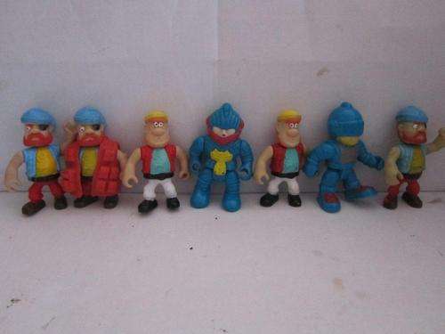 A crew of Hard Rubber articulated pirates +-6cm tall 7 pirates