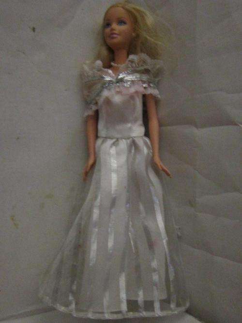 Barbie Mattel doll 2005 in wedding dress