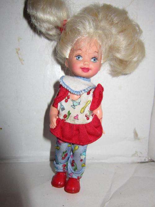 Articulated Doll +-11cm Mattel 1999 has leaver on back to move arm