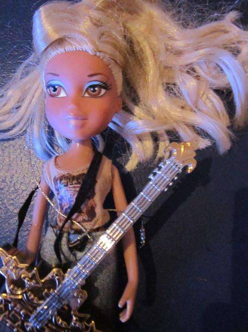 Bratz Doll MGA 2001 - with guitar