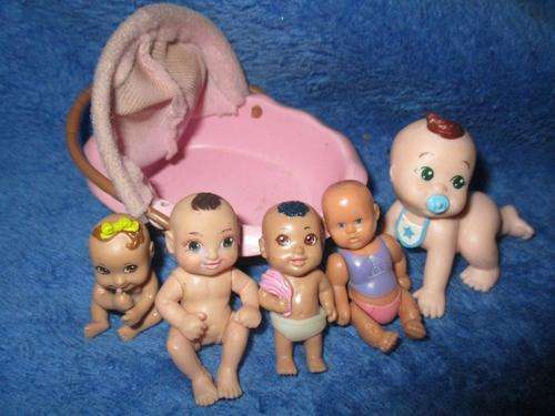 A little Family of 5 Small Rubber babies + a Cot +-4cm - 5.5cm