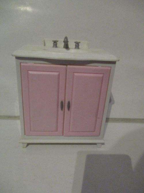 Barbie Bathroom sink and cabinet - Mattel 2002 China