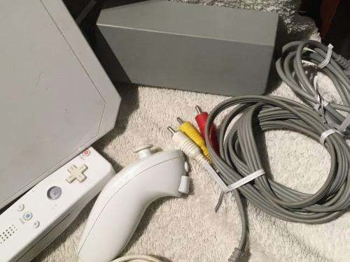 Nintendo Wii - White, Controller, Nunchuck, PSU, Sensor, Cables - top dust covers missing