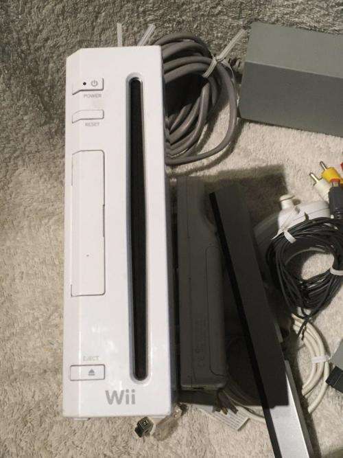 Nintendo Wii - White, Controller, Nunchuck, PSU, Sensor, Cables - top dust covers missing
