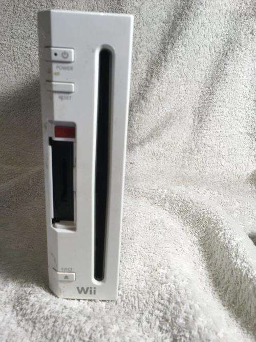 Nintendo Wii - White, Working but not reading discs - top dust covers missing Spares or repair