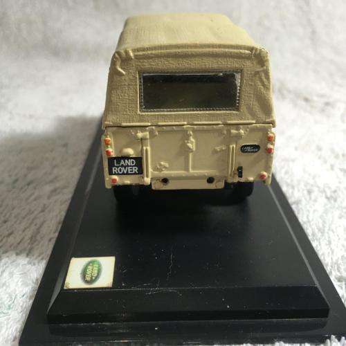 Universal Hobbies - Land Rover Defender  1:43 Scale