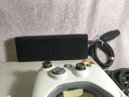Xbox 360 White 256MB Memory Card 1 Controller, PSU + AV Cable
