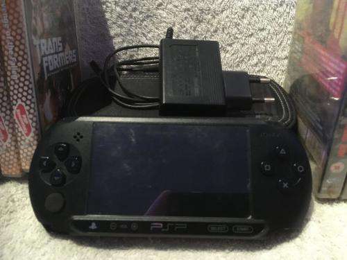 PSP Street, 32MB Memory Card Charger, Carry Case, 5 Games + 4 UMD Music videos