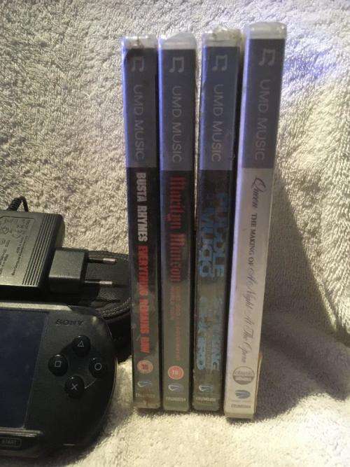PSP Street, 32MB Memory Card Charger, Carry Case, 5 Games + 4 UMD Music videos