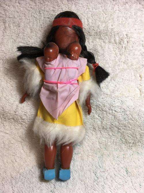 Vintage Native American Indian Squaw doll with twin babies on her back Made in Hong Kong +-19cm