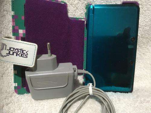 Nintendo 3DS - Turquoise with charger & 2gb Memory card + Carry case