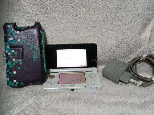 Nintendo 3DS - White with charger and  Carry case