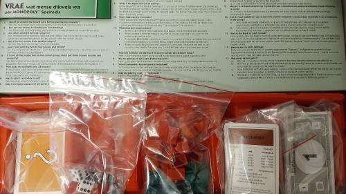 Monopoly - Hasbro Prima Toys South African Edition (Has Clifton) + 8 Metal playing pieces. -