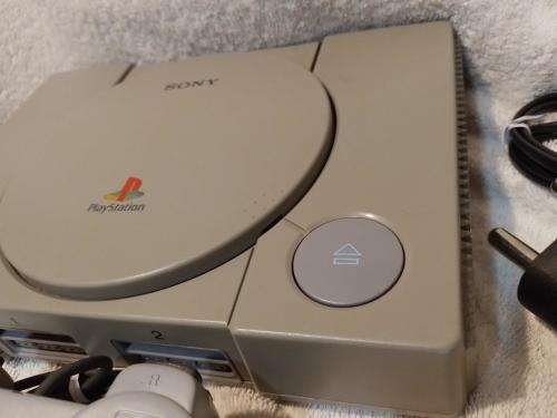 PS1 - Original Phat Sony Playstation 1 Region Free + Generic Controller
