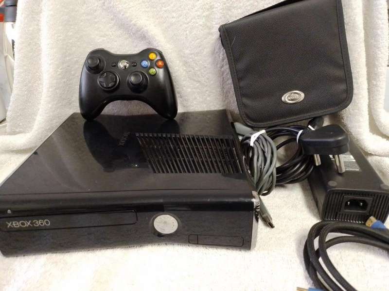 Xbox 360 S Console + 5 Games in a Pouch