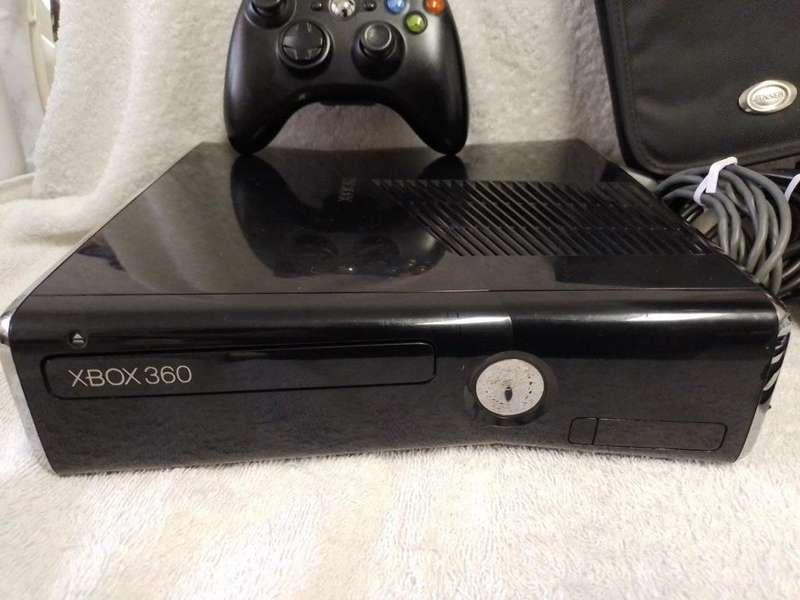 Xbox 360 S Console + 5 Games in a Pouch