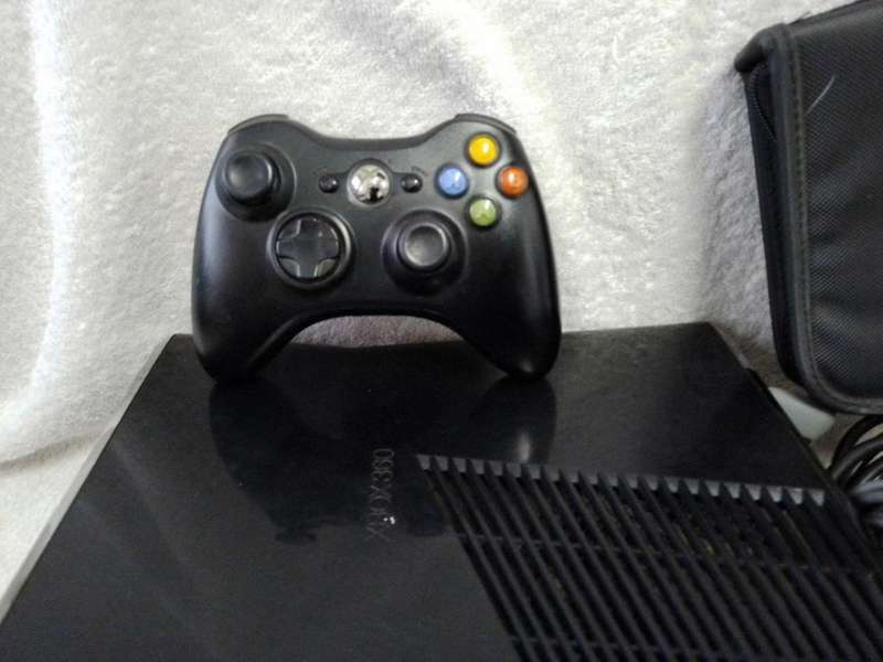 Xbox 360 S Console + 5 Games in a Pouch