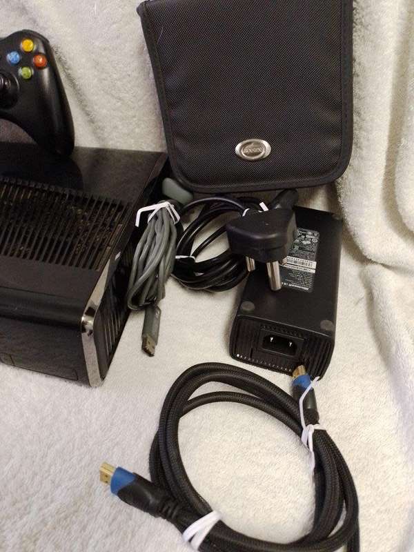 Xbox 360 S Console + 5 Games in a Pouch