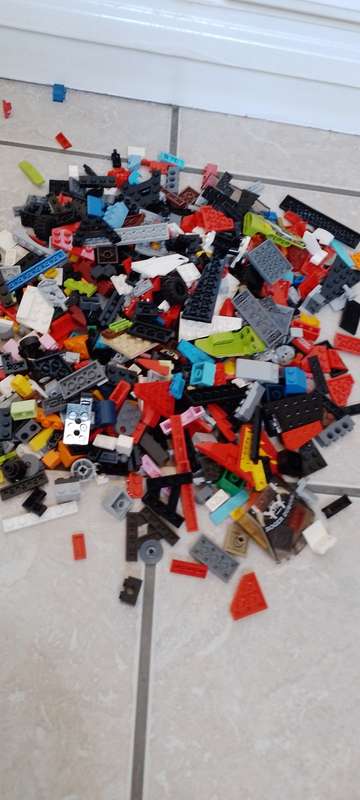 Job lot of Genuine Lego 550 grams (Mainly small peices)