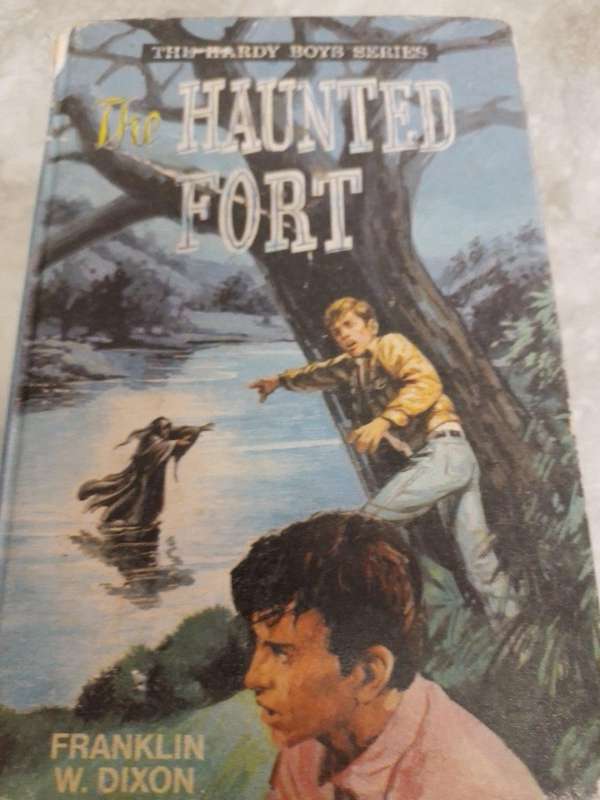 Job lot of 6 Vintage The Hardy Boys (4 x Hard covers 2 x Soft Covers)