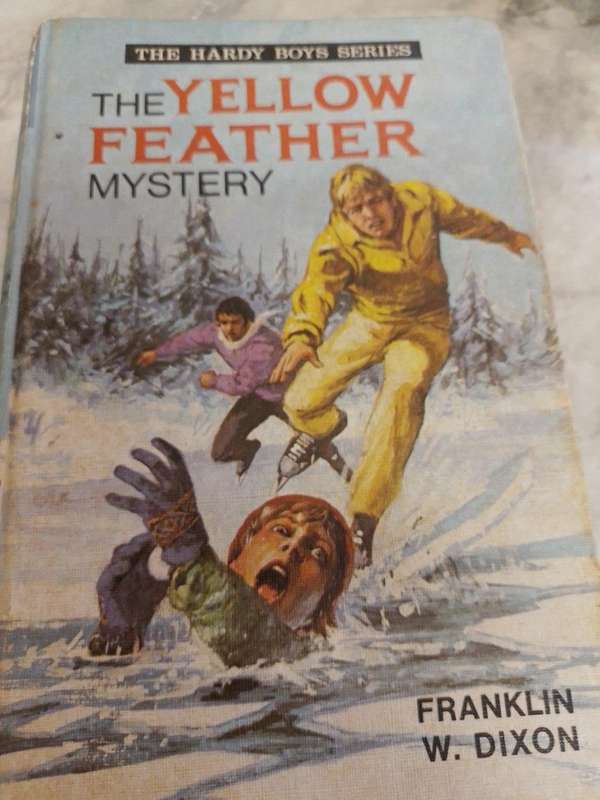 Job lot of 6 Vintage The Hardy Boys (4 x Hard covers 2 x Soft Covers)