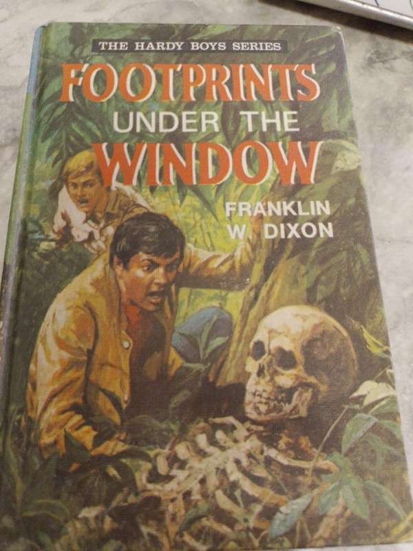 Job lot of 6 Vintage The Hardy Boys (4 x Hard covers 2 x Soft Covers)