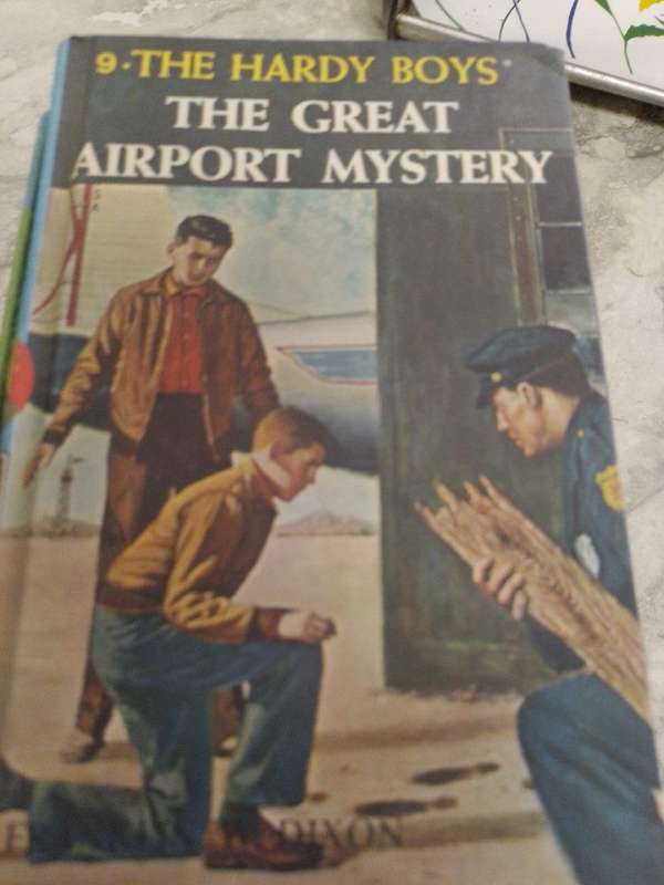 Job lot of 6 Vintage The Hardy Boys (4 x Hard covers 2 x Soft Covers)
