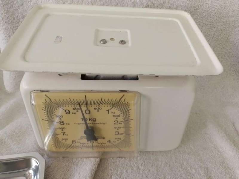 Vintage Metal Kitchen Scale
