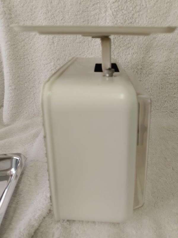 Vintage Metal Kitchen Scale