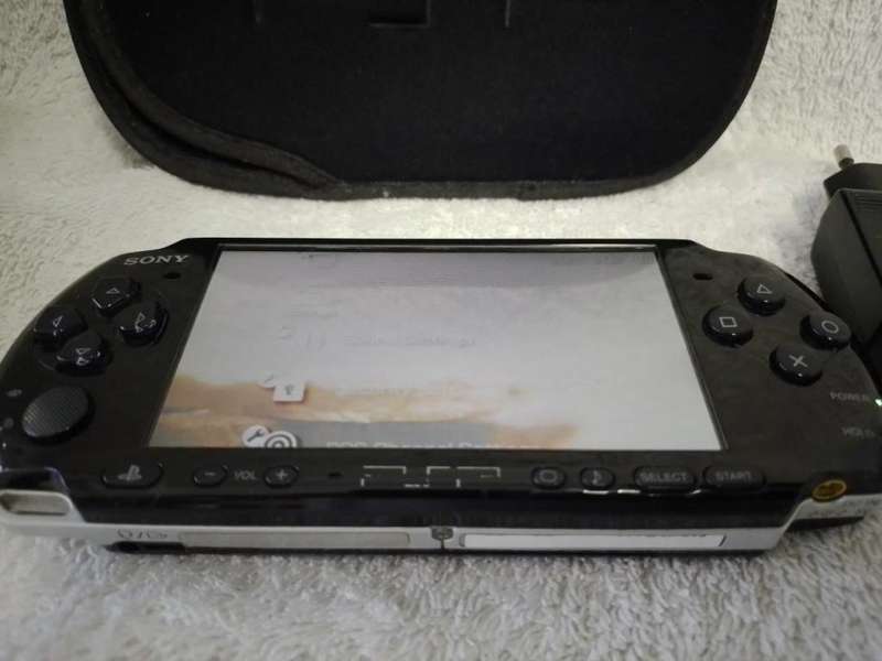 PSP 3004,  Charger, Carry Case (2GB Memory Card)