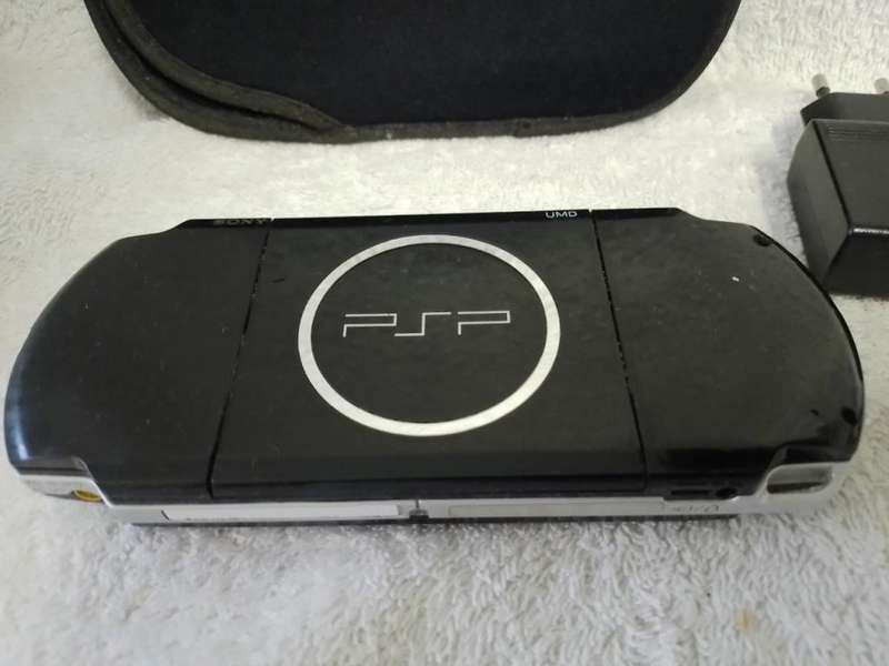 PSP 3004,  Charger, Carry Case (2GB Memory Card)
