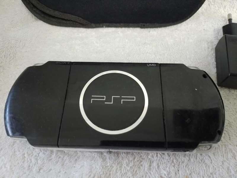 PSP 3004,  Charger, Carry Case (2GB Memory Card)
