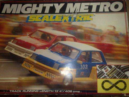 Scalextric Mighty Set With Generic 1:32 scale F1 cars