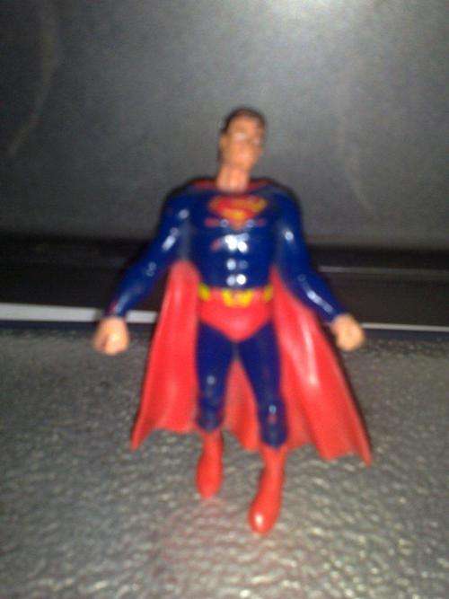 Superman superboy levitating satic figure +- 10 cm