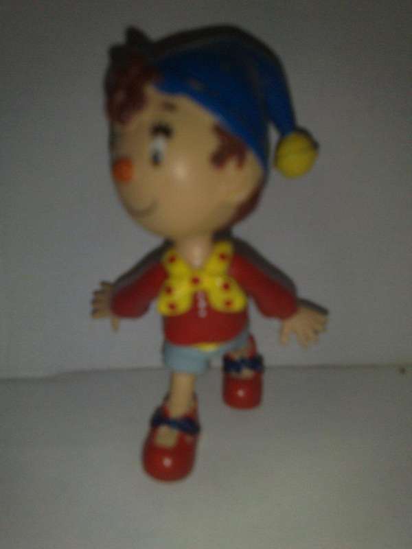 Noddy Hard Rubber Hands behind  +- 9cm tall