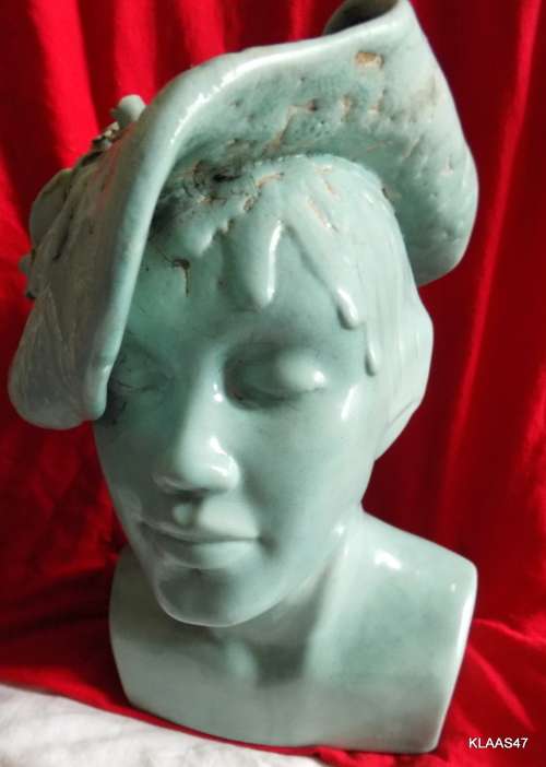 POTTERY HEAD AND SHOULDERS