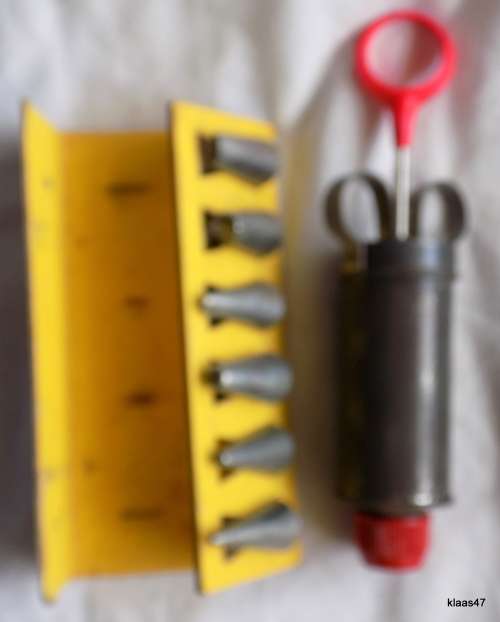 VINTAGE NUTBROWN ICING SET COMPLETE WITH 6 NOZZLES and IN ORIGINAL BOX.
