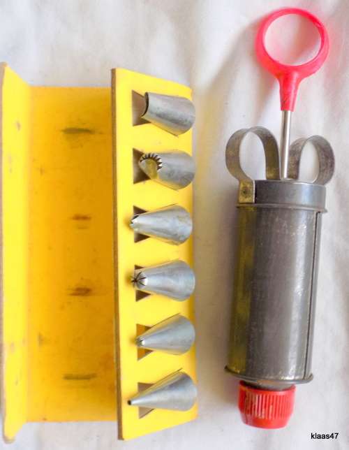 VINTAGE NUTBROWN ICING SET COMPLETE WITH 6 NOZZLES and IN ORIGINAL BOX.