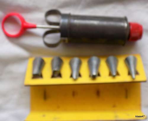VINTAGE NUTBROWN ICING SET COMPLETE WITH 6 NOZZLES and IN ORIGINAL BOX.