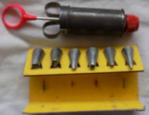 VINTAGE NUTBROWN ICING SET COMPLETE WITH 6 NOZZLES and IN ORIGINAL BOX.
