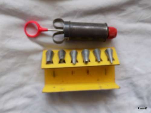 VINTAGE NUTBROWN ICING SET COMPLETE WITH 6 NOZZLES and IN ORIGINAL BOX.
