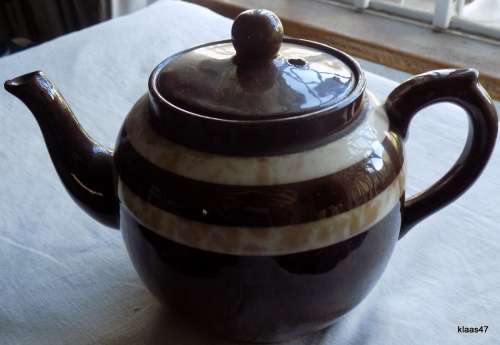 VINTAGE `BROWN BETTY` TEAPOT (4 CUP) WITH 2 CREAM STRIPES