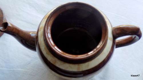 VINTAGE `BROWN BETTY` TEAPOT (4 CUP) WITH 2 CREAM STRIPES