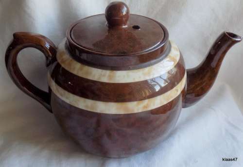 VINTAGE `BROWN BETTY` TEAPOT (4 CUP) WITH 2 CREAM STRIPES
