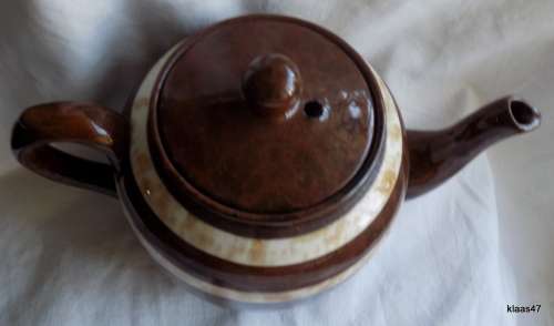 VINTAGE `BROWN BETTY` TEAPOT (4 CUP) WITH 2 CREAM STRIPES
