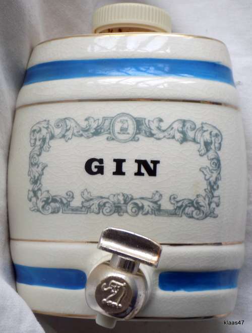 VINTAGE WADE ROYAL VICTORIA GIN DECANTER